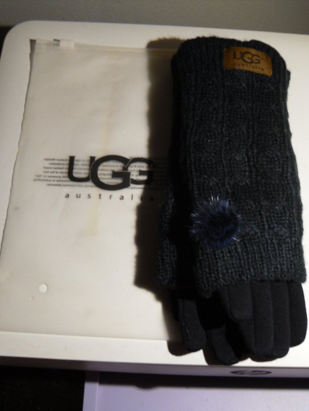 UGG women's gloves black new